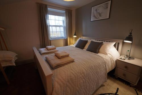 WalmerWalmer, Deal stunning coach house apartment的卧室配有白色床和毛巾