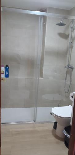 阿尔赫西拉斯Apartamento Junto a El Corte Inglés Algeciras 2的带淋浴和卫生间的浴室