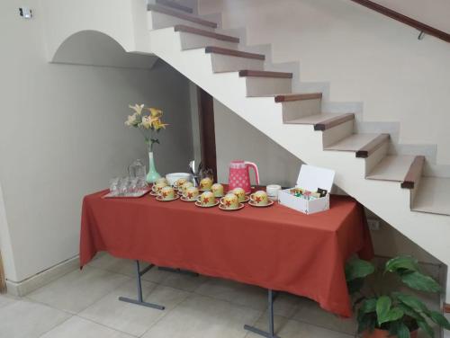 萨尔塔La Gracia的一张桌子,上面有红色的桌布,上面有食物
