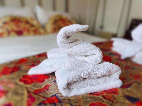 布里斯托Bristol City Stays - Cabot Circus的床上的一堆白色毛巾
