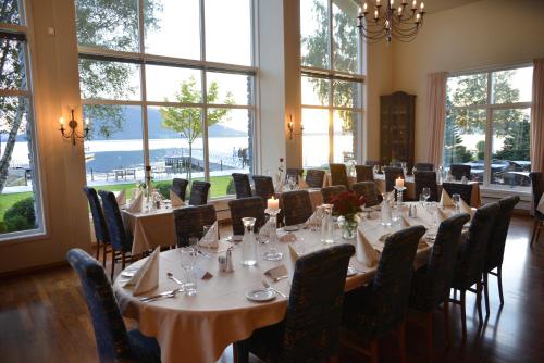 鲁森达尔罗森达尔弗奥德酒店的用餐室设有桌椅和窗户。