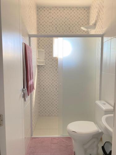 巴拉奈里奥-坎布里乌Bouganville Guest House BC的白色的浴室设有卫生间和淋浴。