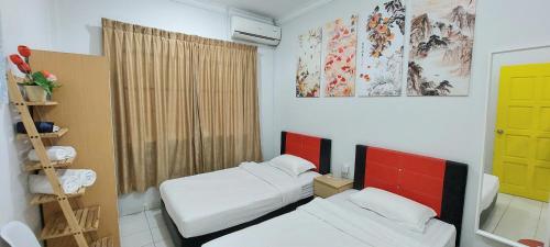 哥打京那巴鲁Kota Kinabalu Sabah City Homestay的小房间设有两张床和窗户