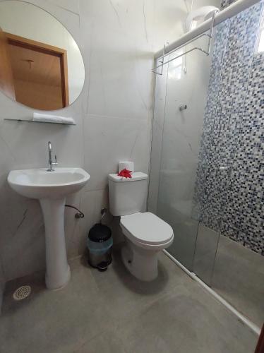 费尔南多 - 迪诺罗尼亚Batera House Noronha的一间带水槽、卫生间和淋浴的浴室
