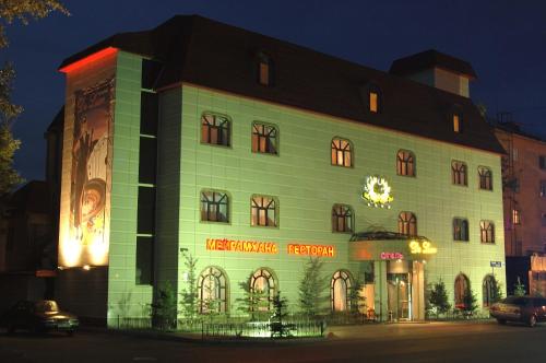 乌斯季卡缅诺戈尔斯克Deluxe SPA-Hotel的一座建筑,上面有读第一原则酒店的标志