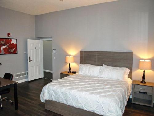 WashingtonCornerstone Inn的一间卧室配有一张大床和两张台灯。