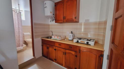 利马Sori Apartments的厨房配有带烤面包机的台面