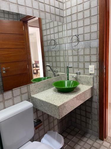 塞古罗港Casa da Jana com piscina的一间带绿色水槽和卫生间的浴室