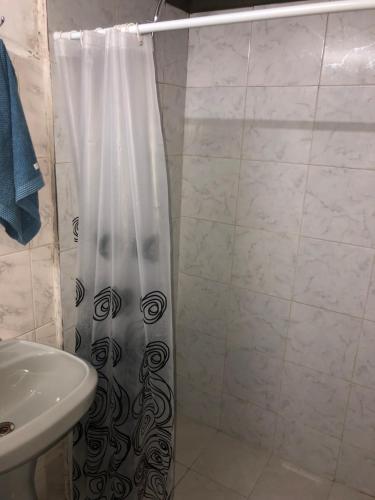 萨尔托Un lugar para compartir的浴室内配有淋浴帘。