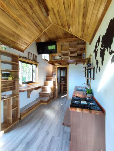 蒙特卡洛Tiny House Nativa的厨房设有木制天花板和台面