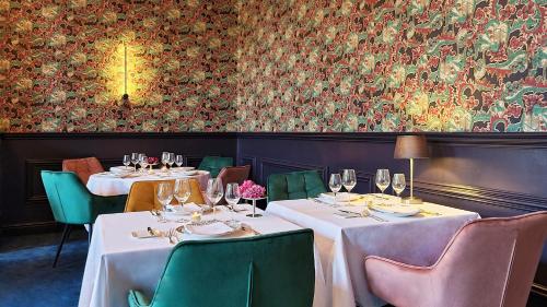 奥德纳尔德Hotel Restaurant Steenhuyse的餐厅设有2张桌子和椅子,配以酒杯