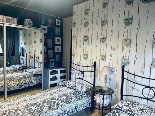 雷诺河畔卡萨莱基奥艾莉之家公寓的一间卧室配有两张床和镜子