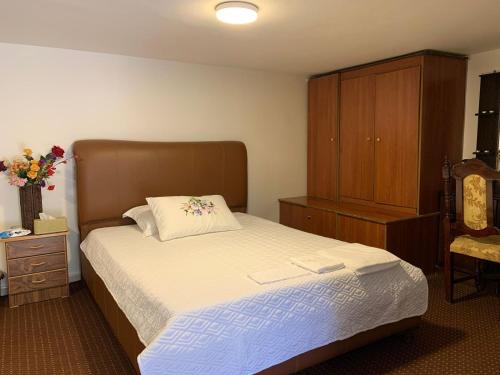 杰拉什بيت الطبيعة nature house的一间卧室配有一张大床和一个木制橱柜