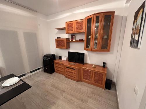 阿维拉CASA MARUJA的客房设有书桌、电视和橱柜。