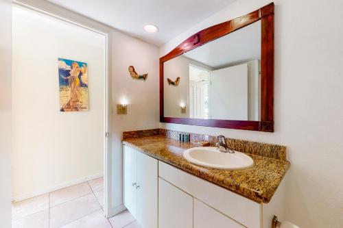 卡帕阿Islander on the Beach 361的一间带水槽和镜子的浴室