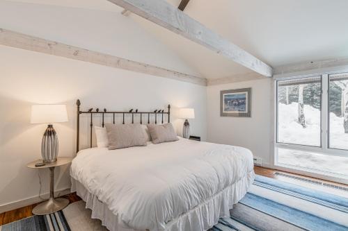 提顿村Golf Creek 16的白色的卧室设有床和窗户