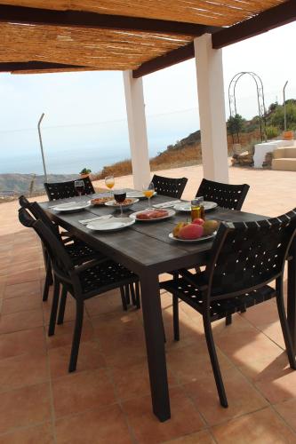 托罗克斯Casa Rueapara的露台上的黑色桌子和椅子