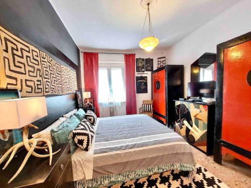 米兰MAISON DE CHARME MILANO的一间卧室配有一张床和一张书桌