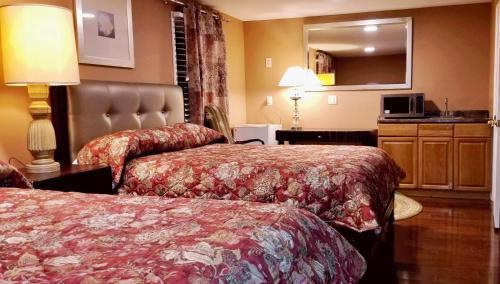 南安普敦Sea Haven Resort Motel的酒店客房,设有两张床和镜子