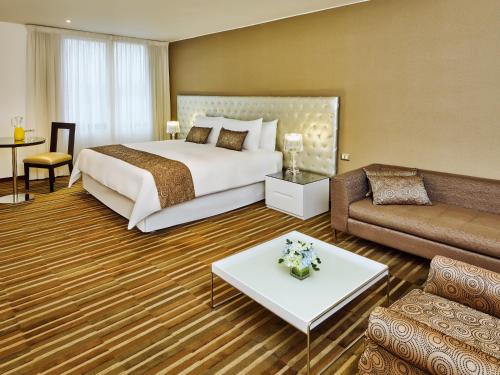 利马NM利马酒店 的酒店客房,配有床和沙发
