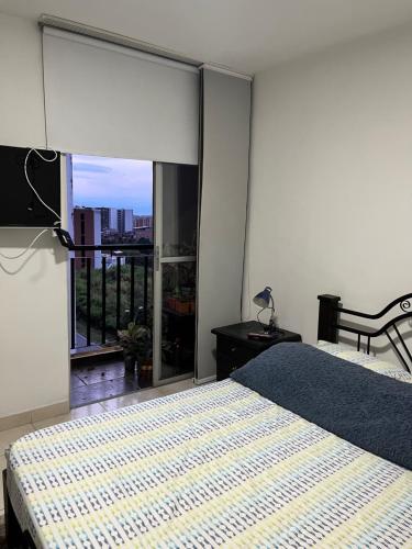 佩雷拉APARTAMENTO CONDINA PEREIRA的一间卧室设有一张床和一个大窗户