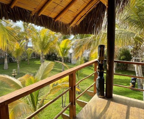 曼克拉La Casa de Pitty的阳台享有棕榈树庭院的景致。
