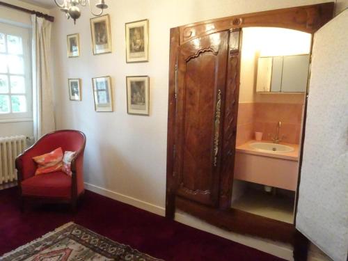 圣马洛Cottage, St Malo的一间带大镜子和盥洗盆的浴室