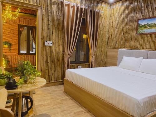 宁平Tam Coc Viet Ha Homestay的一间卧室配有一张大床和一张桌子