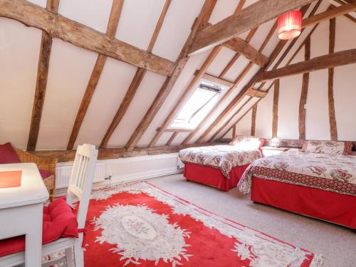 ChisletBrew Cottage的阁楼上的卧室配有两张床