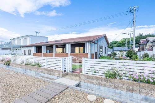 淡路Sunset Villa Awaji的前面有白色围栏的房子