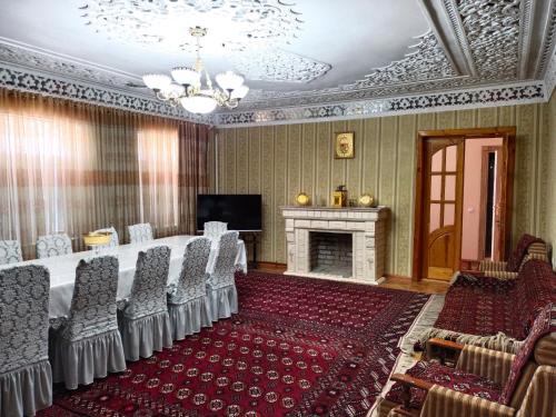 希瓦Sulton-Sayyor的客房设有桌椅和壁炉。