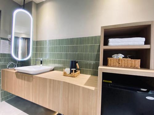 南湾厝True Hub旅店的一间带水槽和镜子的浴室
