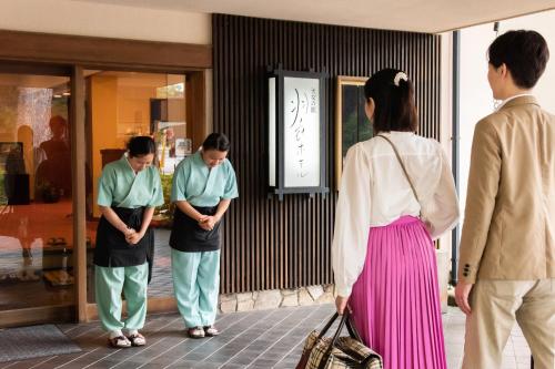 静冈羽衣日式旅馆的一群人站在建筑物外
