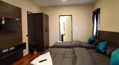 科代卡纳尔Cloud Walk的一间卧室配有两张床和一台平面电视