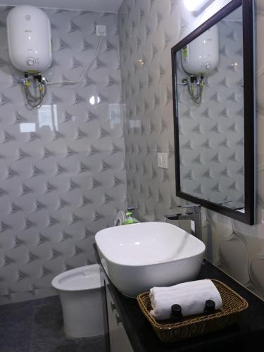 科代卡纳尔Cloud Walk的浴室设有白色水槽和镜子
