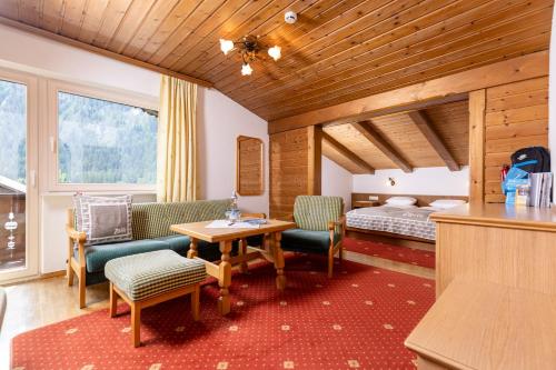 迈尔霍芬加尼克瑙尔别墅酒店的酒店客房带一张床、一张桌子和椅子