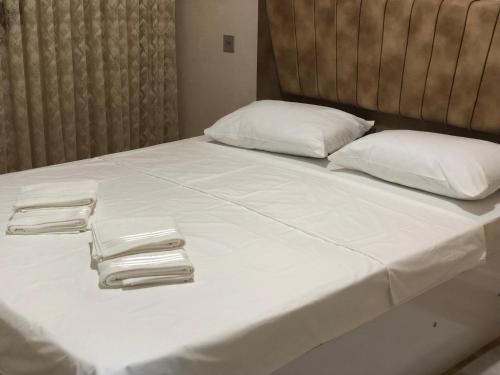 苏姆盖特Sumgait Boulevard的一张带白色床单和白色枕头的床