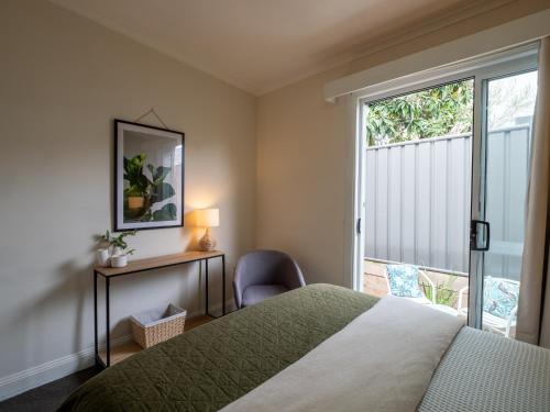 本迪戈本迪戈背包客旅馆的一间卧室设有一张床和一个大窗户