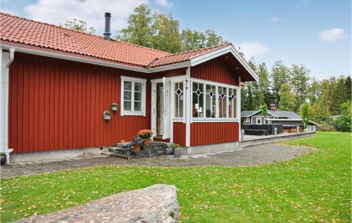 卡尔斯塔德Gorgeous Home In Karlstad With Sauna的红色房子,有红色屋顶