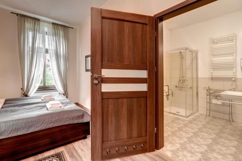 耶德利纳-兹德鲁伊Hotel Charlotta的卧室设有通往浴室的门