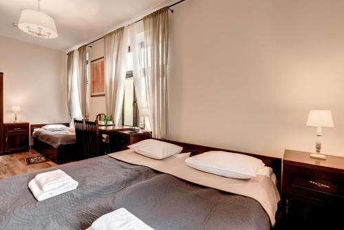 耶德利纳-兹德鲁伊Hotel Charlotta的一间卧室配有一张大床和两个枕头
