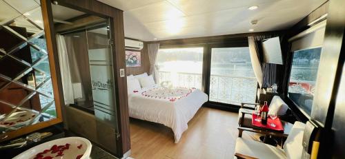 下龙湾UniCharm Cruise的船上的带床和阳台的客房