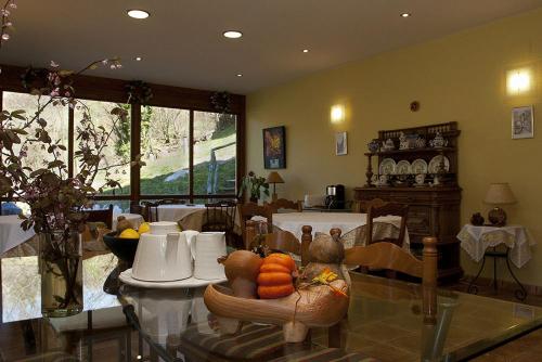 Caso里奇格坎普里约乡村民宿的客厅里配有橙子桌子