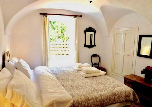 IsolabonaCasa Via Orsini Isolabona Liguria Italy Sleeps 5的一间卧室配有一张床,上面有两条毛巾
