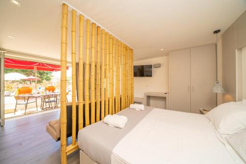 拉瑟Makris Yialos Apartments的一间带白色床的卧室和一个阳台