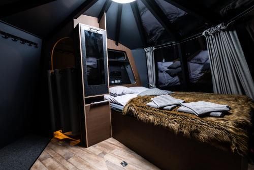 罗瓦涅米Aurora hut igloo的一个带镜子的帐篷内的一张床的房间