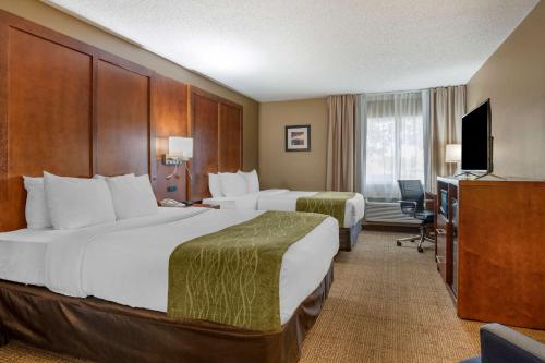 罗密欧维尔Comfort Inn Romeoville - Bolingbrook的酒店客房设有两张床和电视。