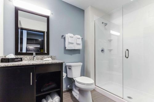 HurricaneMainStay Suites Winfield-Teays Valley的浴室设有卫生间和带镜子的淋浴