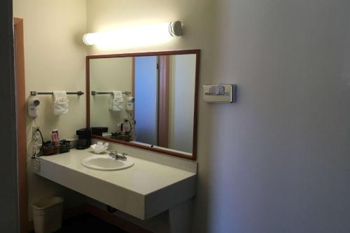 拉顿Casa Lemus Inn的一间带水槽和镜子的浴室
