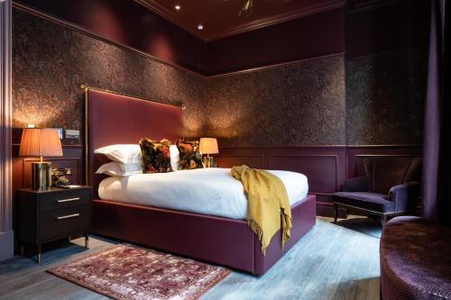 伦敦Sun Street Hotel Shoreditch的一间卧室设有一张大床和紫色的墙壁